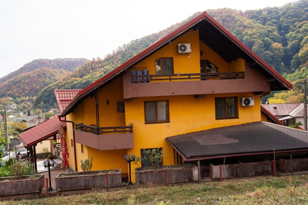 Pensiunea Visuri la Cheia văzută din grădină, cu balcoanele spre vale
