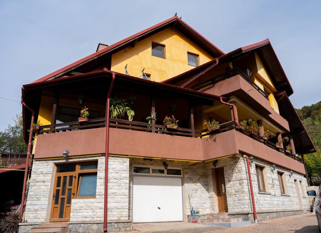 Garsoniera Izvor are intrare separată, la nivelul demisolului pensiunii