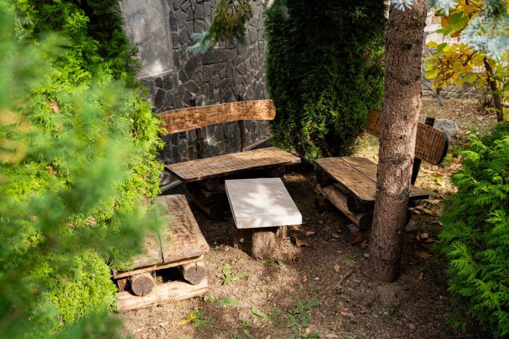 Galerie Colț de odihnă în grădină, cu bănci rustice din lemn