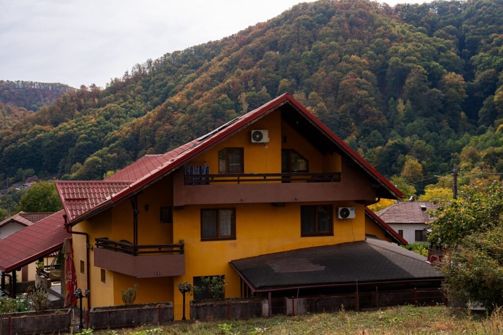 Galerie Pensiunea Visuri la Cheia din Băile Olănești, cu dealurile împădurite în fundal