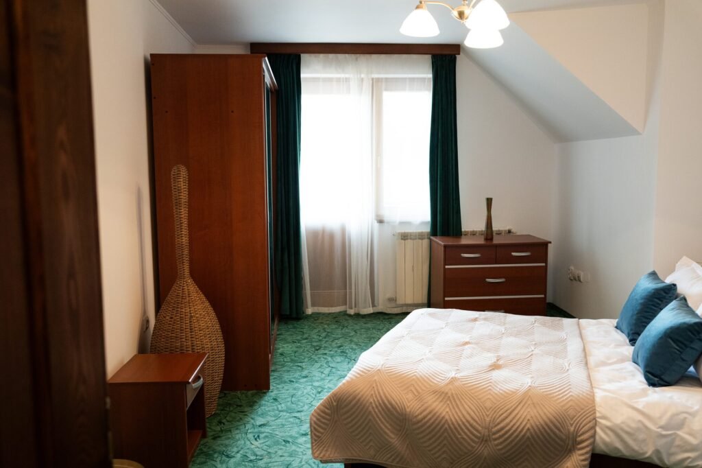 Galerie Dormitorul Apartamentului Familiei, cu dulap și fereastră