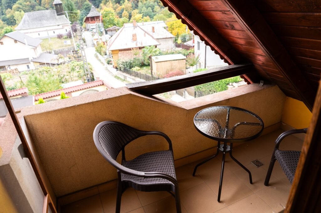 Galerie Balcon cu vedere spre Băile Olănești, în Apartamentul Familiei