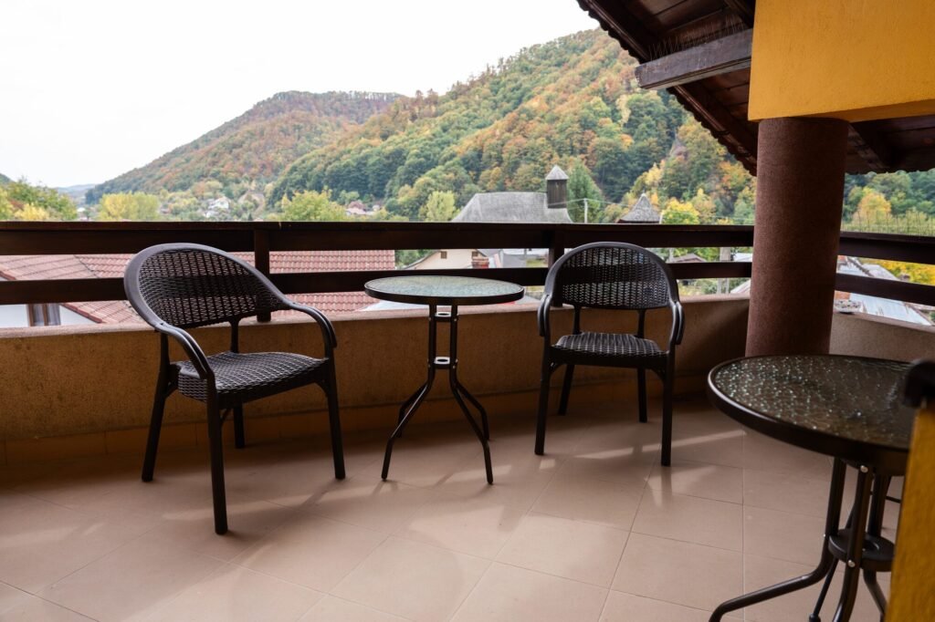 Galerie Balcon cu scaune și vedere spre munte, în Apartamentul Familiei