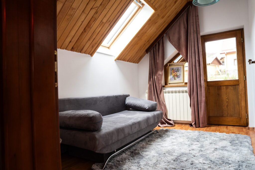 Galerie Living din Apartamentul Belvedere cu canapea și tavan din lemn