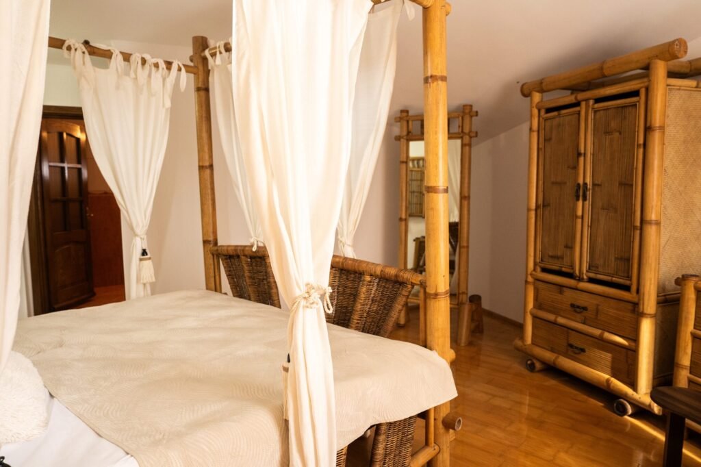 Galerie Pat cu baldachin și dulap din bambus, în Camera Baldachin