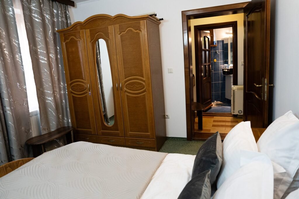 Galerie Dulap cu oglindă și ușa spre baia Camerei Stejar