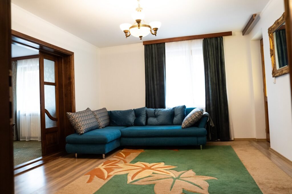 Galerie Livingul Suitei Grădinii, cu canapea pe colț