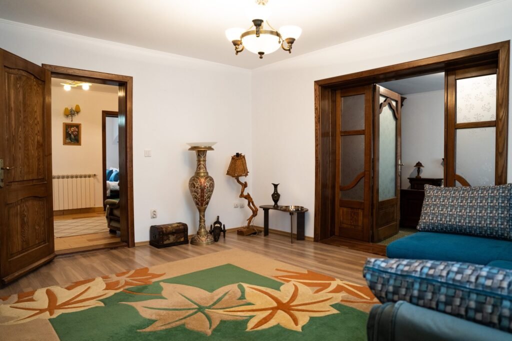 Galerie Livingul Suitei Grădinii, cu covor și decor tradițional