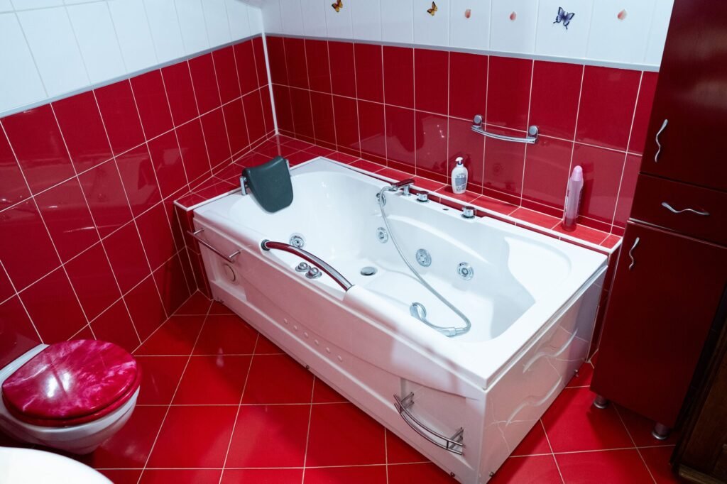 Galerie Baie cu cadă și faianță roșie, în Suita Grădinii