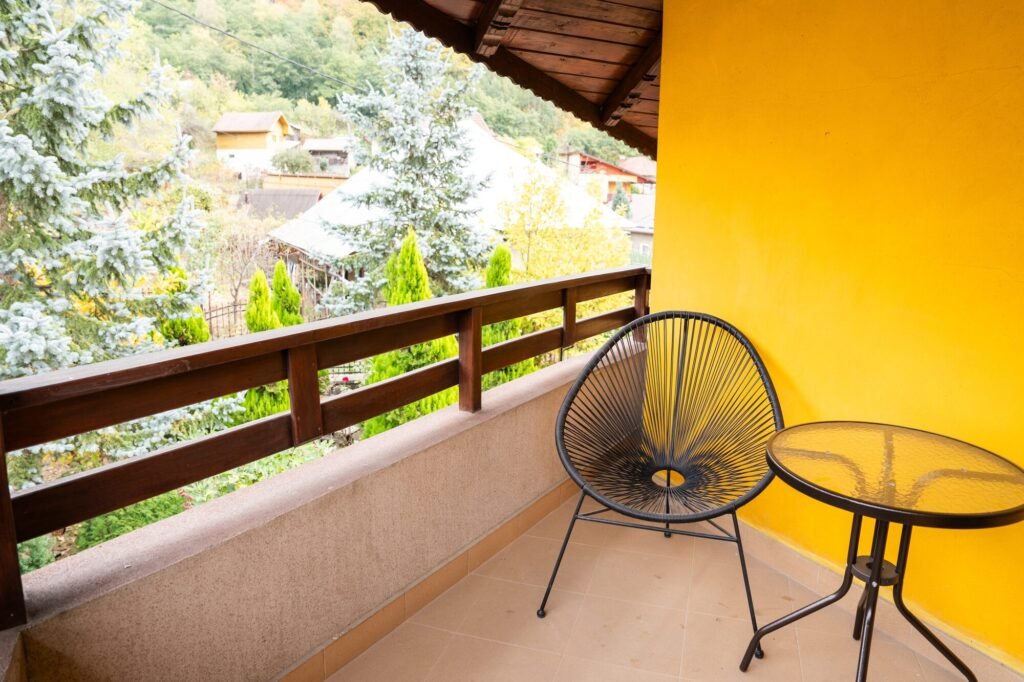 Galerie Balconul Suitei Grădinii, cu vedere spre grădină